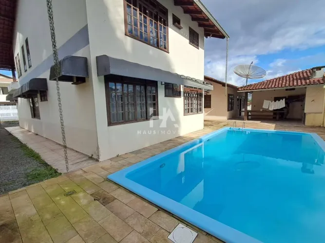 Casa residencial para alugar com 6 dormitórios no bairro Czerniewicz e 305 m².