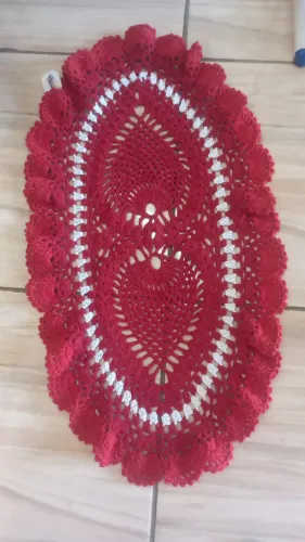 Caminho de mesa em crochê na cor vermelha