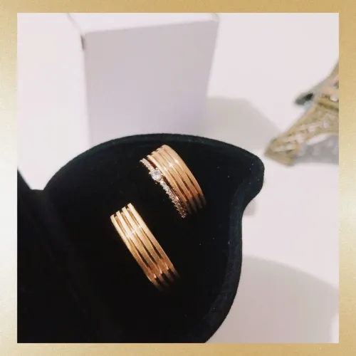 Par de Alianças Anatômicas Retas Escv. c Frisos 6mm Ouro18K Banho + Solitário. Promoção!!