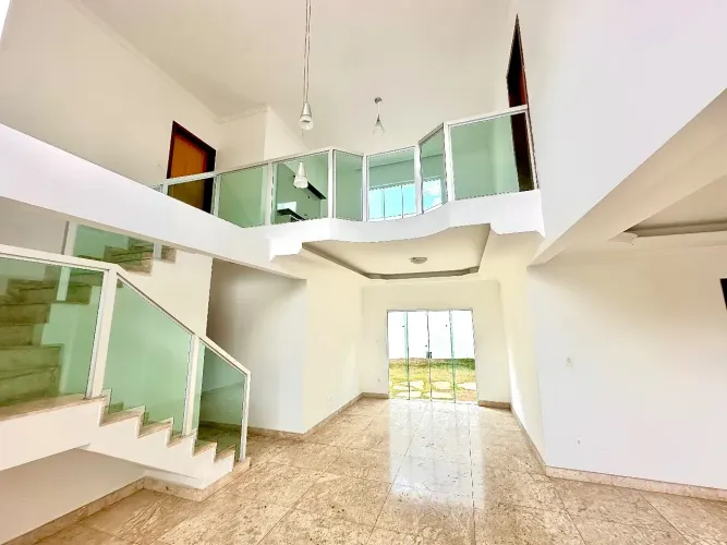 CASA À VENDA EM CONDOMÍNIO FECHADO