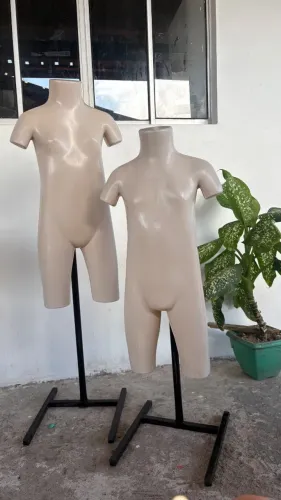 2 Manequim infantil de fibra completo