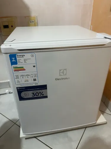 Vendo frigobar novo , ACOMPANHA UM SUPORTE DE FRIGOBAR COM RODINHA