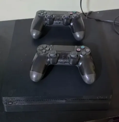 PLAY STATION 4, 500GB, 2 CONTROLES ACEITO CARTÕES