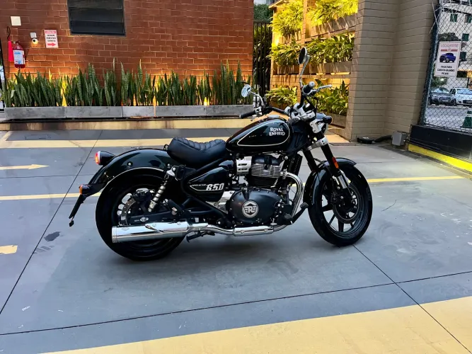 Royal Enfield Super Meteor 650 Impecável | Revisões em Dia | Acessórios Inclusos