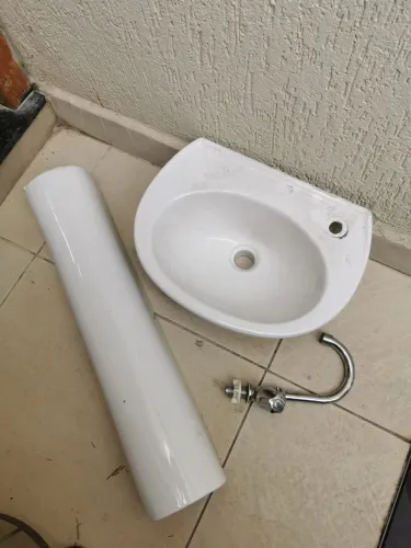 Lavatório banheiro louça com torneira
