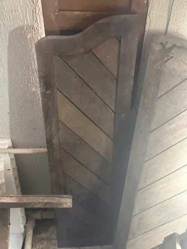 Duas portas Bang-bang , conhecida como portas  cowboy