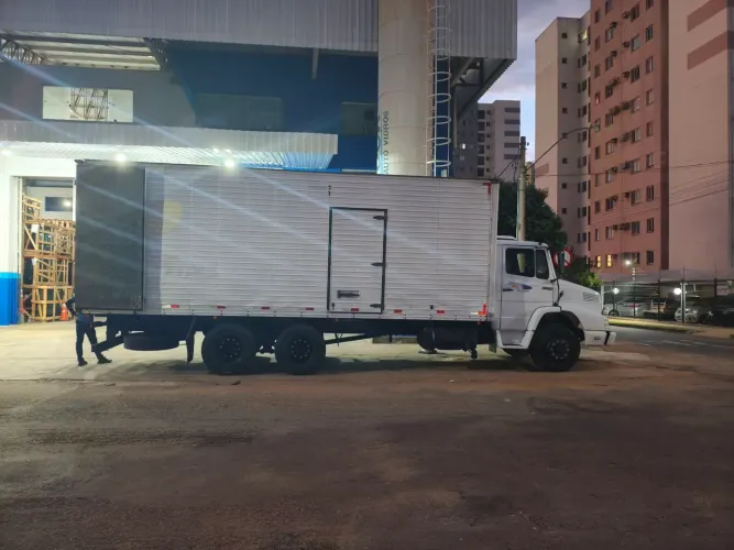 Mercedes Benz 2318 truck