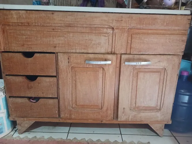 Armário de pia madeira com a pia 