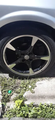 Vendo esse jogo de roda com pneus aro 17. 205/45 17 furaçao 4 por 100.