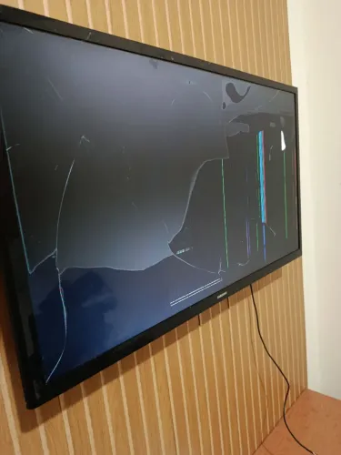 Tv com tele quebrada 