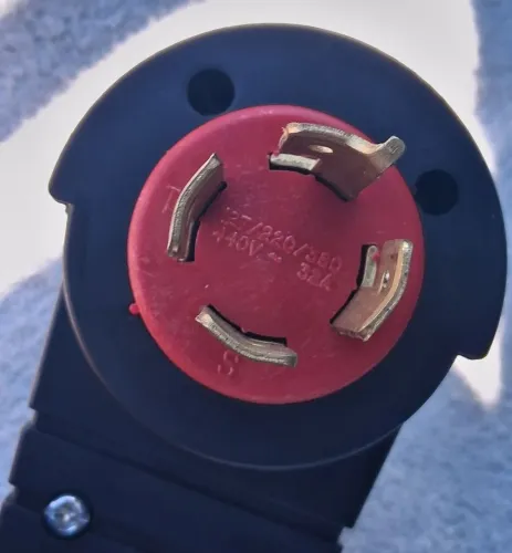 PLUG Macho Pial Legrand Lateral 3P+T 32A 440V