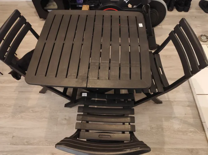 Mesa e 3 cadeiras dobráveis pretas