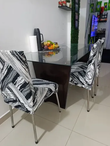 Mesa de vidro com 3 cadeiras