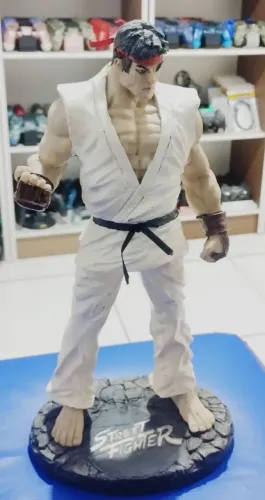 Hyu street fighter <br>De resina <br>Média 1,5 kg<br>30cm <br>R$190