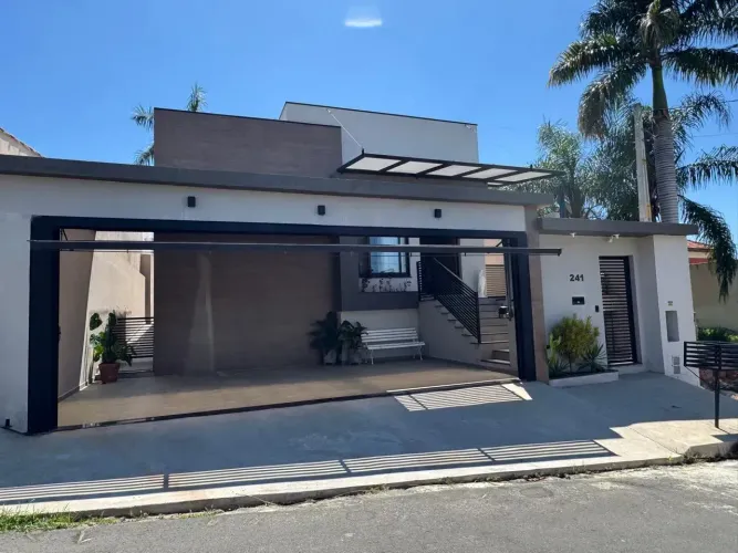 Casa 3 dormitórios - Águas de São Pedro - SP