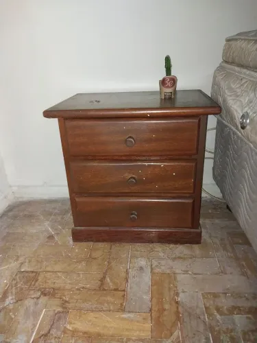 Mesa de cabeceira de madeira com três gavetas em estilo clássico