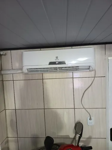 Vendo ar condicionado Eletrolux ar quente e frio 22 BTS , pagamento na hora de vir buscar