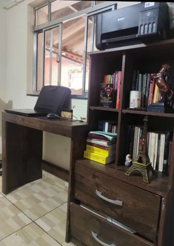 Escrivaninha com estante de livros