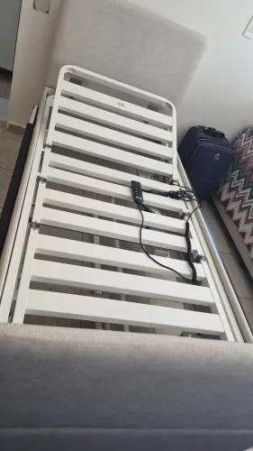 Cama hospitalar possui controle remoto para ajustes personalizado 