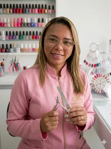 Manicure e pedicure design de sobrancelha