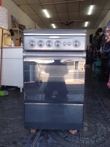Fogão Brastemp 4 bocas com grill elétrico e porta bolo da marca Deville
