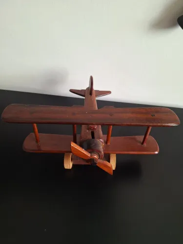 Avião em madeira para decoração