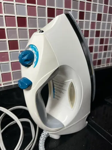 Ferro de passar roupas Electrolux a vapor com caixa plástica medidor