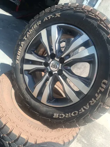 Rodas aro 17 Fiat toro 2025 + pneus atr seminovos faixa branca 