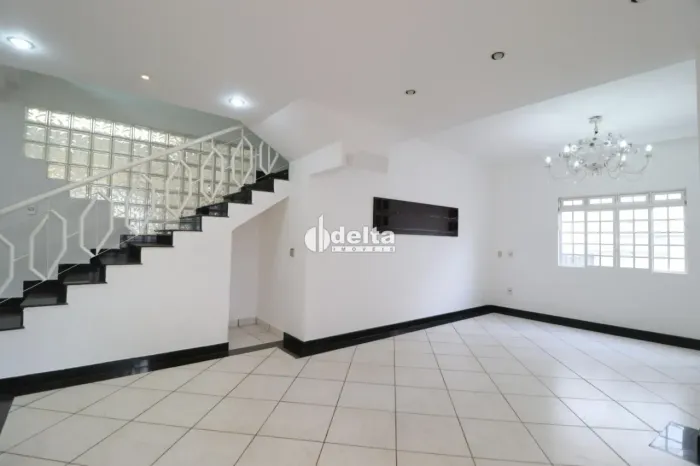 Casa residencial com 5 quartos sendo 3 suítes disponível para locação no bairro Jardim Kar