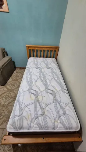 Cama solteiro de madeira . Semente a cama