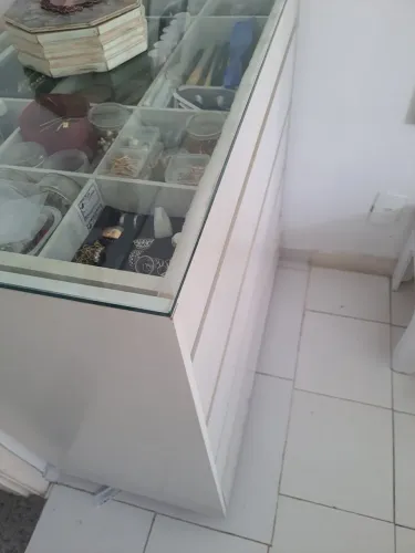 Vendo cômoda branca tampo de vidro, 4 gavetas grandes e 1 fina para miudezas.