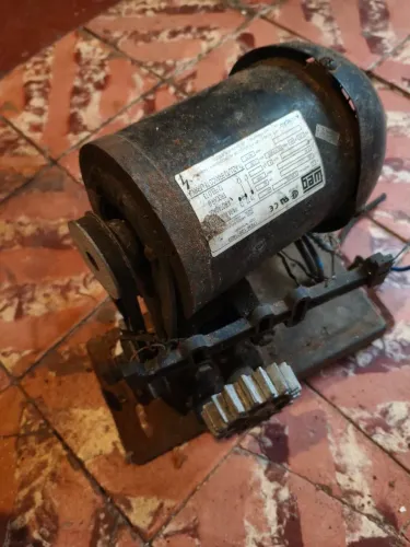 Motor de portão Antigo e usado Funciona