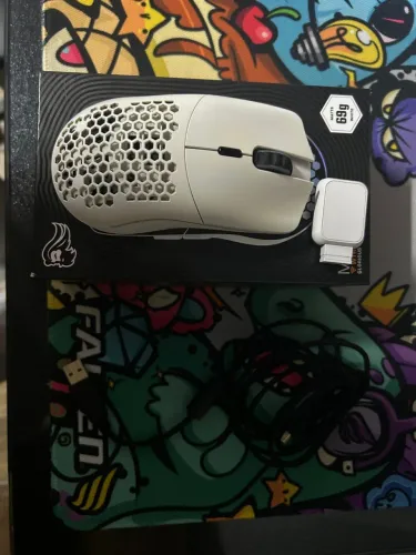 Mouse Glorius model O sem fio vai com a caixa original