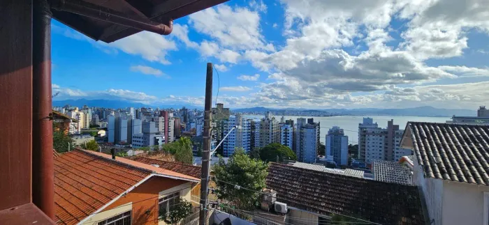 Venda | Casa com 2 pavimentos e 4 quartos na Agronômica em Florianópolis