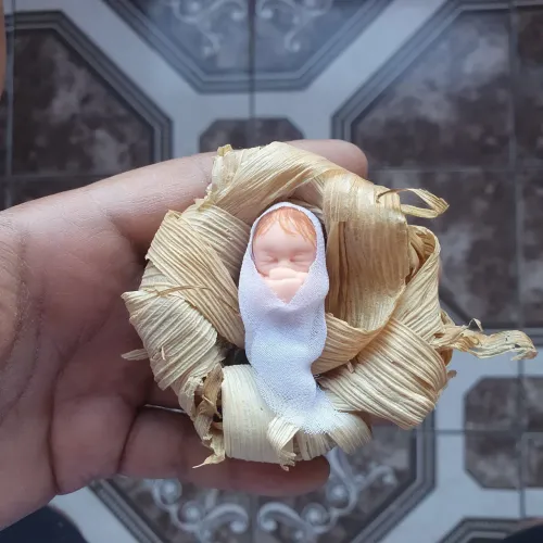 manjedoura com menino jesus escultura miniatura para decoração natal