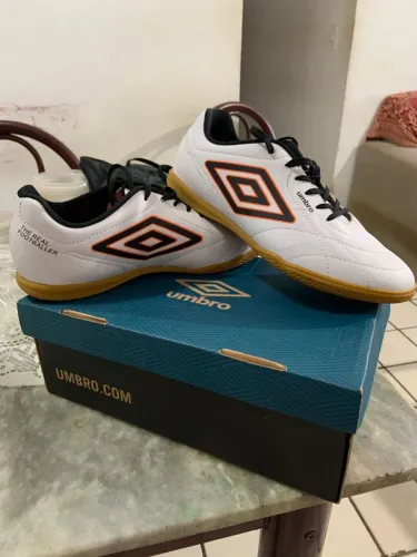 Chuteira Umbro Futsal Branca/Preta - Tam. 41 - Nova na Caixa (apenas experimentada).