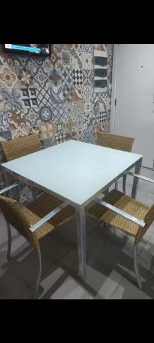 Mesa com 4 cadeiras ..estrutura aluminio ..tampo de vidro branco 6 mm chiquérrima.venda ce