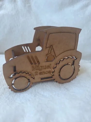 Lembrancinha trator MDF personalizado Miguel 2 anos 40 unidades