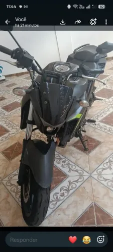 Fazer 250cc. Cor cinza e verde.