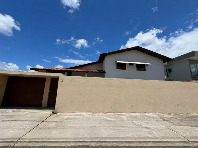 ALUGO CASA EM CONDOMÍNIO NO JD PETRÓPOLIS COM 4/4 SENDO UM SUÍTE