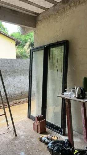 Porta de correr de vidro e alumínio preto Premium 