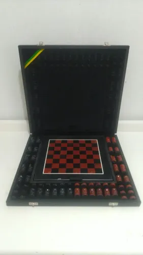 Jogo de Xadrez e Dama, com peças e tabuleiro em pedra sabão, em estojo específico fechado.