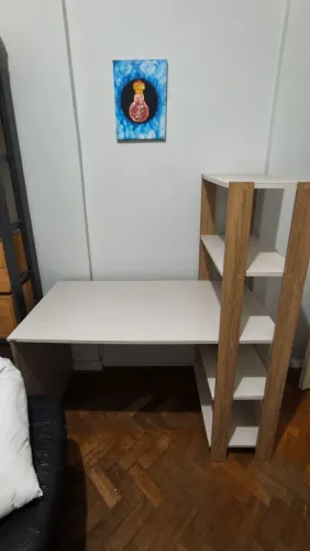 Escrivaninha com estante lateral