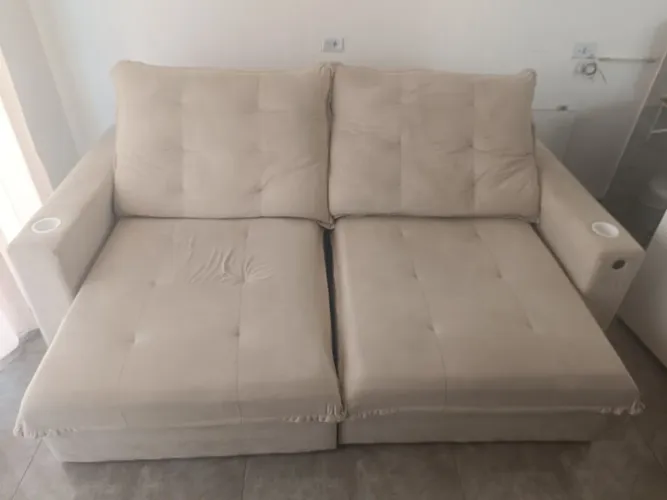 Vendo sofá retrátil 2,5 c/USB e suporte pra copo embutido.