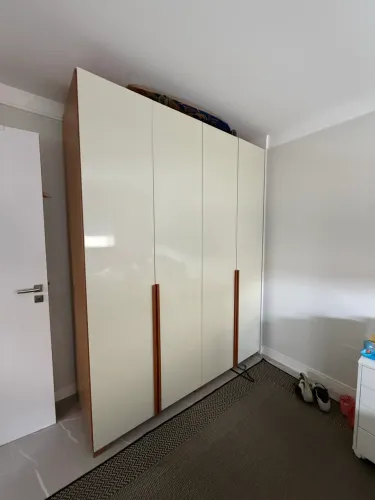 Guarda-Roupa grande 4 portas - Espaçoso e Moderno