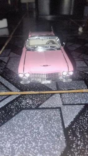 Vendo está miniatura de Cadillac
