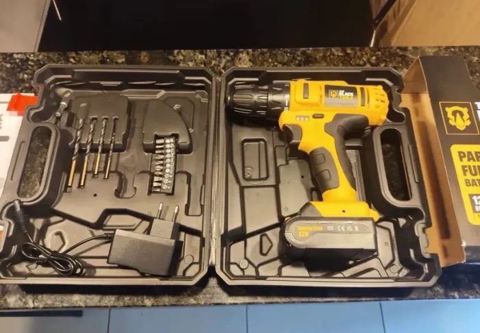 Parafusadeira ( The black tools ) Caixa carregador e bateria mais 15 peças