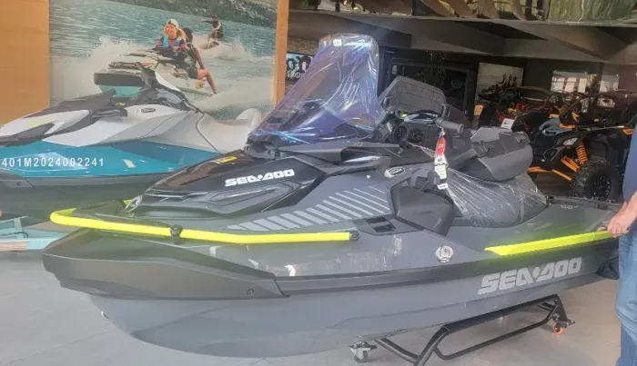Jet Ski Explorer Pro  230 Sea Doo com carreta premium Volpato 10 hrs de uso