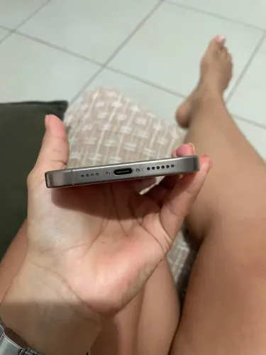 iPhone 16 pro max(APENAS VIDRO TRASEIRO QUEBRADO)