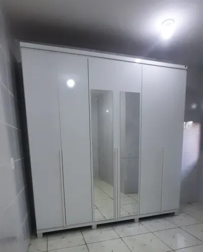 Guarda Roupa Branco em MDF & MOGNO, altura de 2 metros e meio, 6 portas e 4 gavetas, novo.